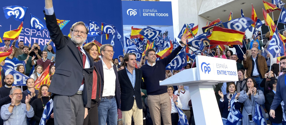 El presidente nacional del Partido Popular, Alberto Núñez Feijóo, junto a José María Aznar, Mariano Rajoy, Carlos Mazón y María José Catalá.
