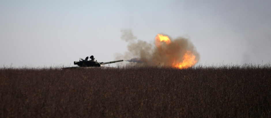 Un tanque ucraniano dispara hacia una posición rusa cerca de la ciudad de Bajmut