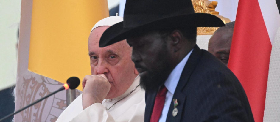 El papa Francisco (i) y el presidente de Sudán del Sur Salva Kiir (d) durante su visita al país africano
