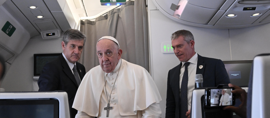 El Papa Francisco, en el avión de camino a Roma tras su viaje por Congo y Sudán
