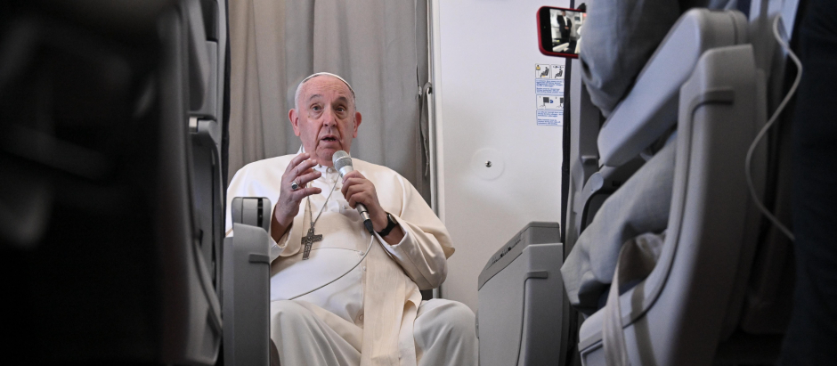 El Papa Francisco en la tradicional rueda de prensa en el avión de vuelta a Roma, tras visitar África