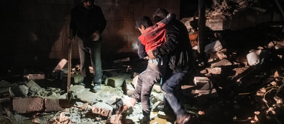 Un hombre carga con un niño, en Jandaris, Siria, tras el terremoto sufrido esta madrugada