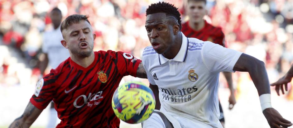 Vinicius y Maffeo durante un momento del partido entre el Mallorca y el Real Madrid