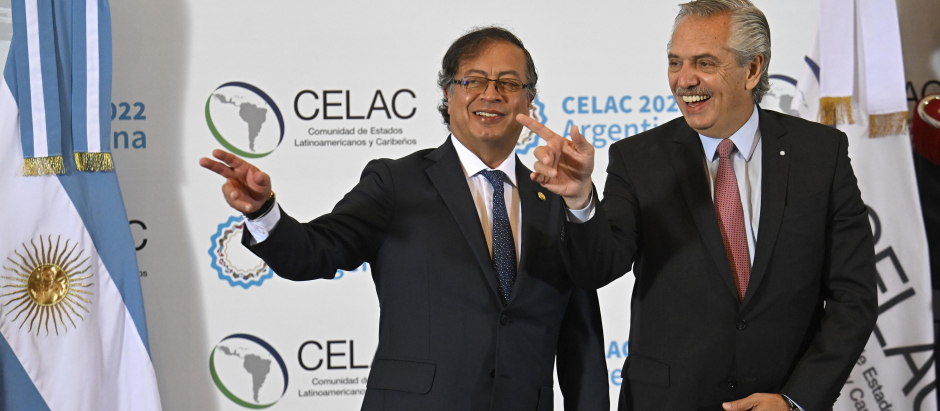 Argentine President Alberto Fernandez (R) poses for a picture with Colombian President Gustavo Petro (L) before the opening of the Community of Latin American and Caribbean States (CELAC) summit in Buenos Aires, on January 24, 2023. - Fifteen Latin American heads of state and government meet Tuesday in Buenos Aires for a regional summit welcoming back Brazil as President Luiz Inacio Lula da Silva looks to rebuild bridges after his far-right predecessor Jair Bolsonaro pulled out of the grouping. (Photo by Luis ROBAYO / AFP)
