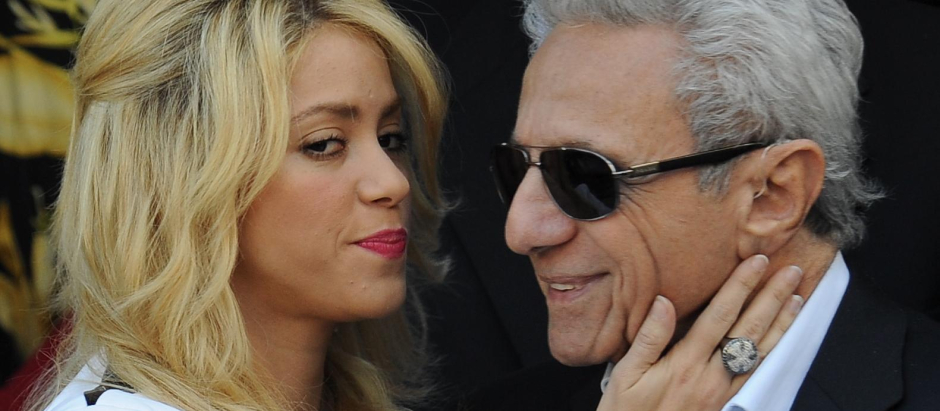 Singer Shakira (C) poses next to her star with her father William Mebarakl Chadid during an unveiling ceremony honoring her with the 2,454th star on the Hollywood Walk of Fame in Los Angeles on November 8, 2011.