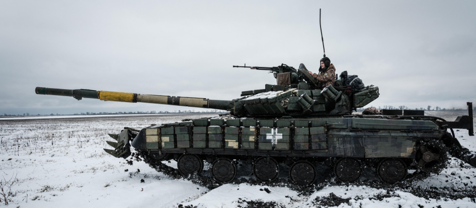 Un militar ucraniano sobre un tanque T-64 cerca de la línea del frente en la región de Donetsk
