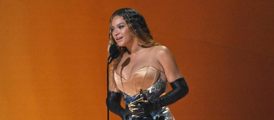 Beyoncé con uno de sus cuatro premios en la última ceremonia de los Grammy
