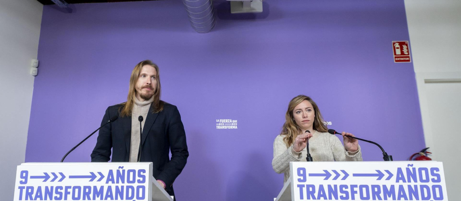 El portavoz de Podemos, Pablo Fernández, y la secretaria de Acción Institucional de Podemos, María Teresa Pérez, en una rueda de prensa.