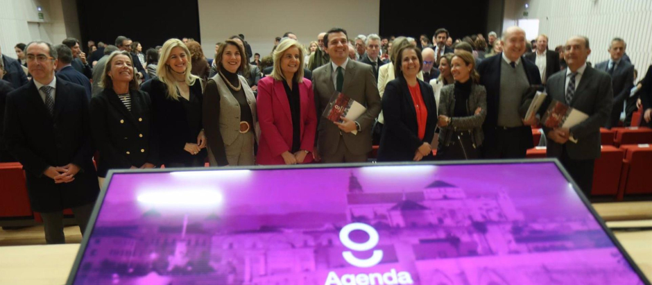 Inauguración de la Jornada 'Agenda Córdoba' con el alcalde, José María Bellido, ante unos 250 representantes económicos y sociales de la ciudad.