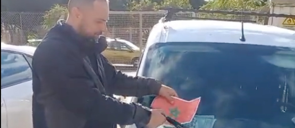 Fotograma del vídeo en el que explica cómo colocar la bandera de Marruecos en el coche