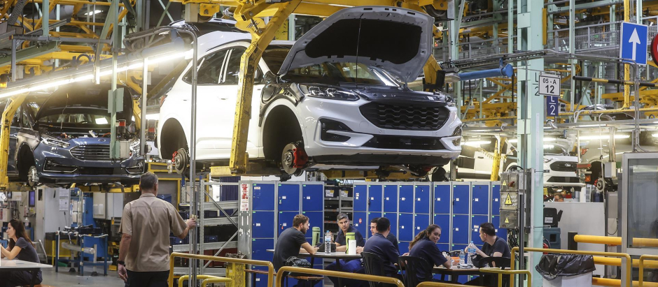 Operarios en la fábrica de automóviles de Ford en Almussafes