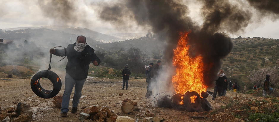 Manifestantes palestinos queman neumáticos durante una manifestación en la aldea de Baita, al sur de Nablus, en Cisjordania