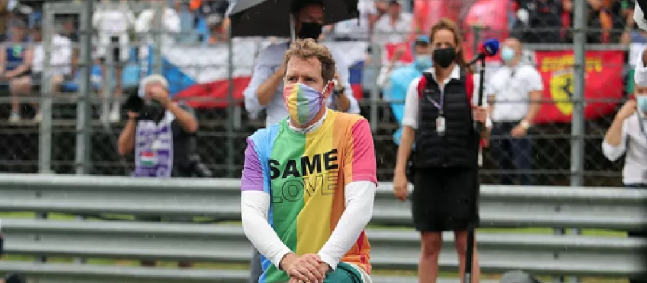 Sebastian Vettel con la rodilla hincada y una camiseta de apoyo al movimiento LGBT