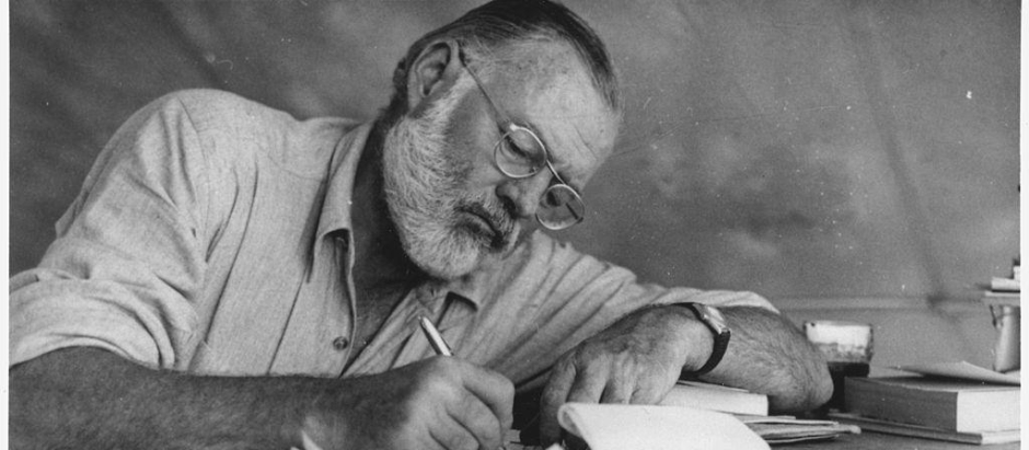 Hemingway escribiendo en un campamento en Kenia, hacia 1953