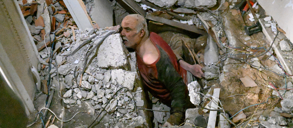 Un hombre atrapado en los escombros de un edificio derruido tras el terremoto, en Hatay, Turquía