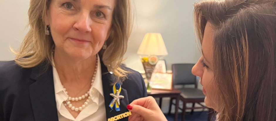 La congresista demócrata Madeleine Dean con su pin abortista