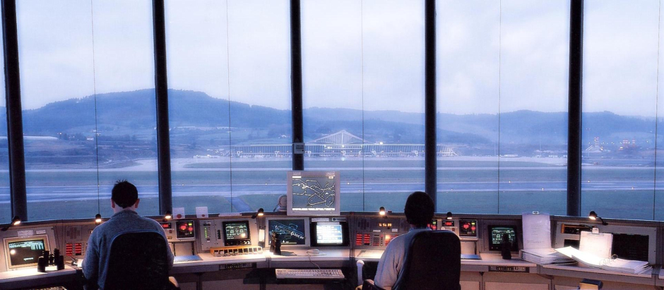 Torre de control del aeropuerto de Bilbao.