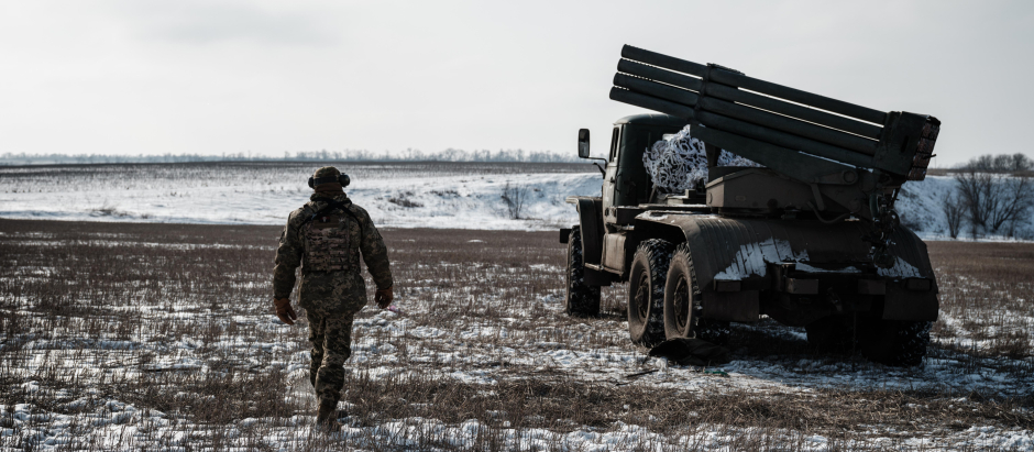 Un militar ucraniano de la unidad de artillería de la 80.ª Brigada de Asalto Aéreo camina cerca de Bajmut