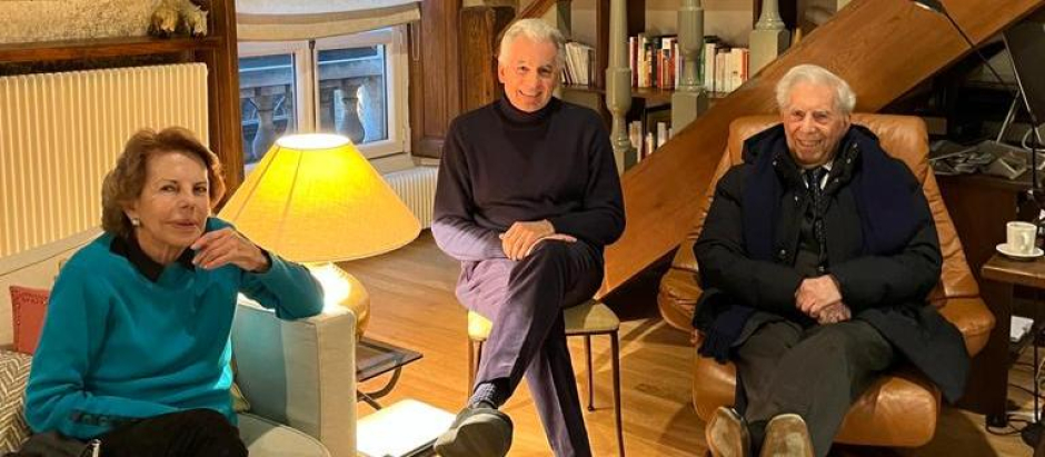 Mario Vargas Llosa junto a su exmujer, Patricia Llosa, y al hijo de ambos, Álvaro, en París