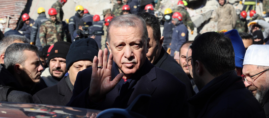 El presidente de Turquía Recep Tayyip Erdogan visita una de las zonas afectadas por el devastador terremoto
