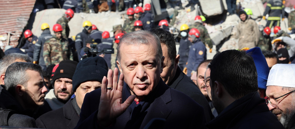 El presidente de Turquía Recep Tayyip Erdogan visita una de las zonas afectadas por el devastador terremoto