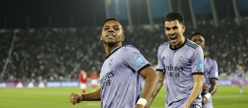 Rodrygo y Ceballos celebran el tercer gol del Madrid