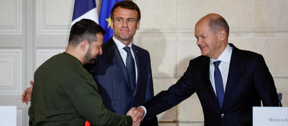 Paris (France), 08/02/2023.- Ukraine's President Volodymyr Zelensky (L) and German Chancellor Olaf Scholz (R) shake hands during a joint statement with French President Emmanuel Macron (C), at the Elysee Palace in Paris, France, 08 February 2023. (Francia, Ucrania) EFE/EPA/SARAH MEYSSONNIER / POOL MAXPPP OUT
