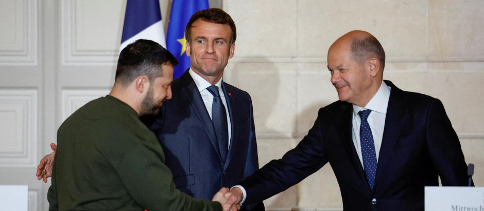 Paris (France), 08/02/2023.- Ukraine's President Volodymyr Zelensky (L) and German Chancellor Olaf Scholz (R) shake hands during a joint statement with French President Emmanuel Macron (C), at the Elysee Palace in Paris, France, 08 February 2023. (Francia, Ucrania) EFE/EPA/SARAH MEYSSONNIER / POOL MAXPPP OUT