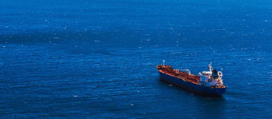 Las aguas internacionales cercanas a Ceuta son una opción perfecta para transferir el crudo a los grandes petroleros.