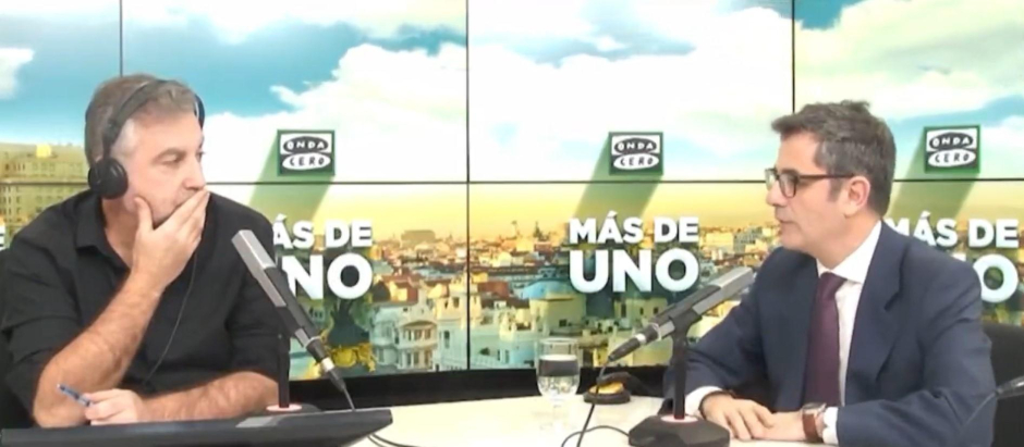El ministro Félix Bolaños entrevistado por el presentador Carlos Alsina en Onda Cero