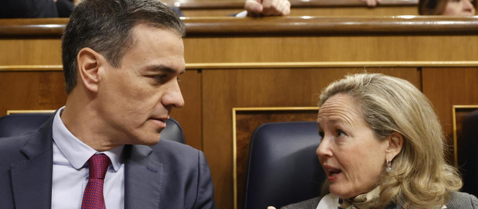 La deuda española está muy por encima de la media europea. En la imagen, el presidente del Ejecutivo, Pedro Sánchez, habla con la vicepresidenta económica, Nadia Calviño.