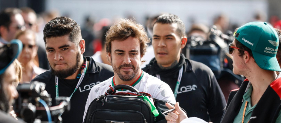 Un aficionado de Aston Martin pidiendo un autógrafo a Fernando Alonso