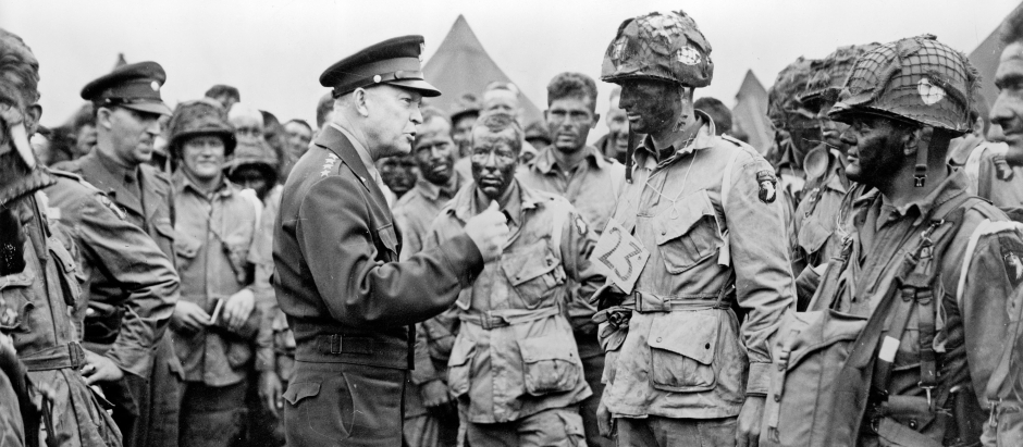 El general Eisenhower dando instrucciones el 5 de junio de 1944 a paracaidistas estadounidenses del 502.º Regimiento Paracaidista (101.ª División Aerotransportada) a punto de participar en el Día D saltando en Normandía esa misma noche