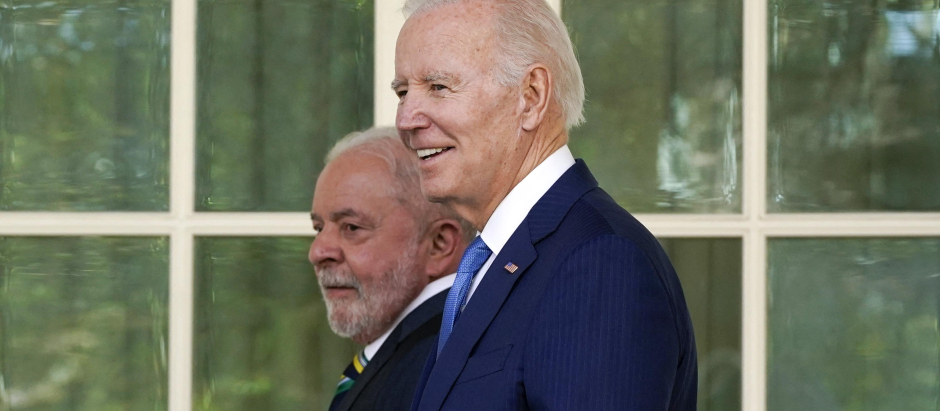 US President Joe Biden and Brazilian President Luiz Inacio Lula da Silva walk to the Oval Office for a meetinig at the White House in Washington, DC, on February 10, 2023. (Photo by Alex Brandon / POOL / AFP)