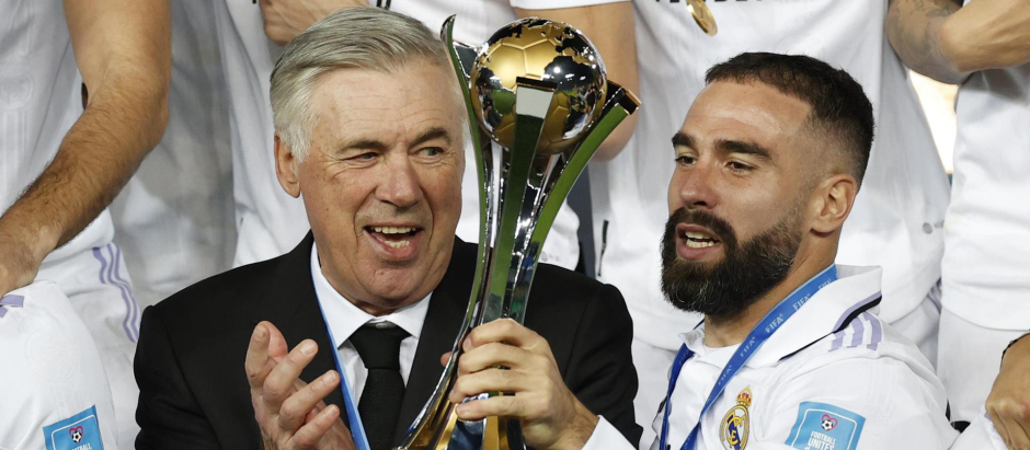 Carvajal, junto a Ancelotti, con la Copa del Mundial de Clubes