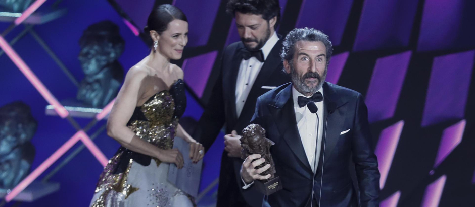 El actor Luis Zahera tras recibir el Goya a "mejor actor de reparto" por su trabajo en "As Bestas" durante la gala de la XXXVII edición de los Premios Goya
