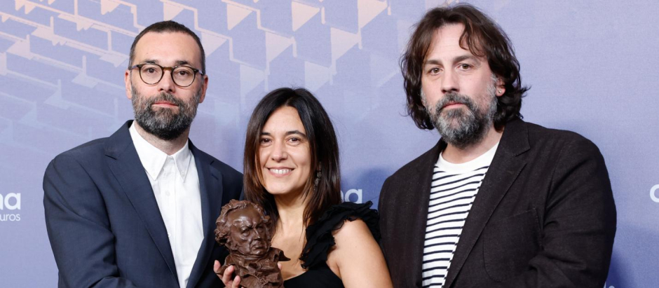 Isaki Lacuesta, a la derecha, junto a Fran Araújo e Isa Campo tras ganar el Goya a mejor guion adaptado