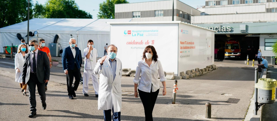 La presidenta madrileña, Isabel Díaz Ayuso, visita al personal sanitario del hospital La Paz en 2020