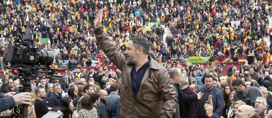 MURCIA, 12/02/2023.-El presidente de Vox Santiago Abascal a su llegada al mitin que está ofreciendo este domingo en la plaza de toros de Murcia. EFE/Marcial Guillén