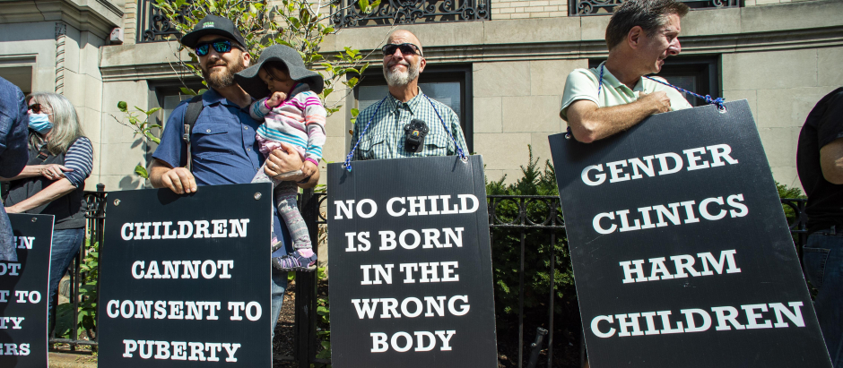 Partidarios del activista antitrans Chris Elston se manifiestan contra los tratamientos de afirmación de género y las cirugías en menores, frente al Boston Children's Hospital en Boston, Massachusetts
