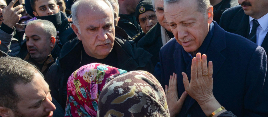 El presidente turco, Recep Tayyip Erdogan, habla con mujeres durante su visita a la zona afectada por los terremotos