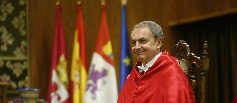 El expresidente del Gobierno José Luis Rodríguez Zapatero durante el acto en el que ha sido nombrado Doctor ‘Honoris Causa’ por la Universidad de León (ULE)