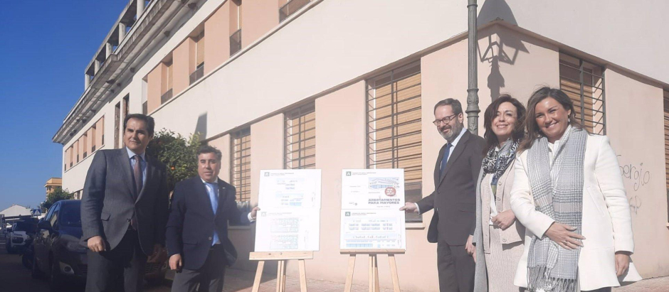 Nieto y Ruiz Madruga (izda.), junto al resto de autoridades en la presentación del proyecto de apartamentos para mayores en Encinarejo