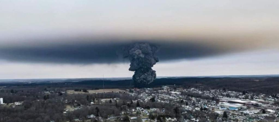 Columna de humo causada por la quema de cloruro de vinilo del tren descarrilado en Ohio