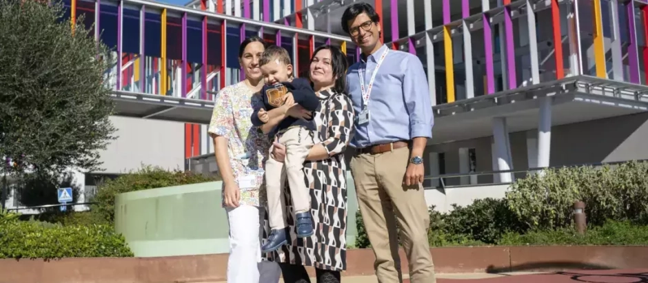 De izquierda a derecha Cristina Vicente, una de las enfermeras de Makar, el niño en los brazos de su madre y el doctor Andrés Morales