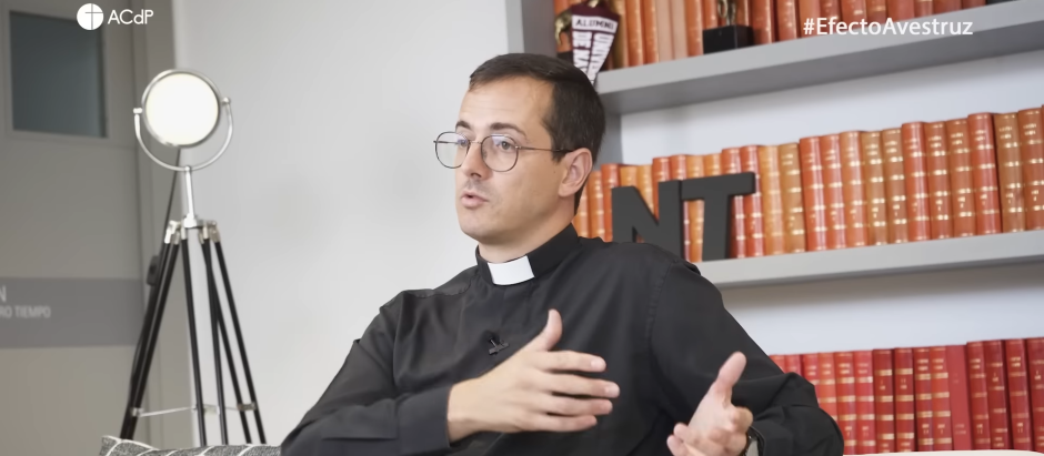 El sacerdote chileno Lucas Prieto en su entrevista en El efecto Avestuz