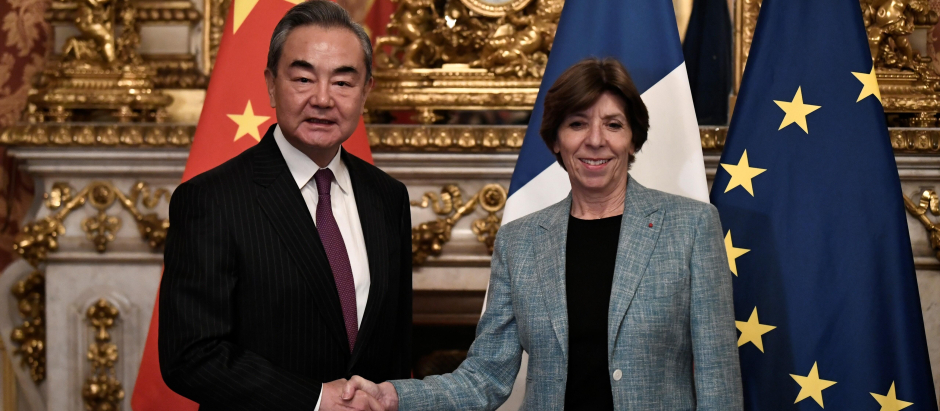 El ministro de Relaciones Exteriores de China, Wang Yi, estrecha la mano de la ministra de Asuntos Exteriores y Europeos de Francia, Catherine Colonna