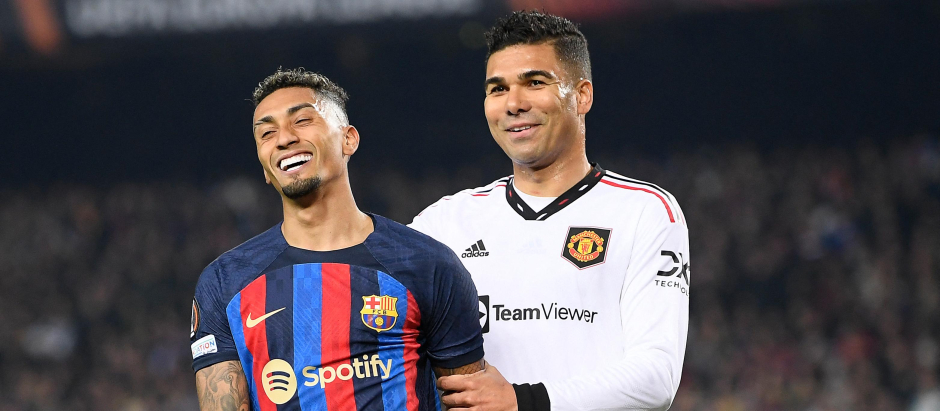 Raphinha y Casemiro, de risas, en la ida del partido de Europa League