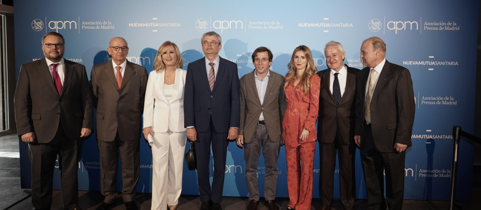 Almeida junto a los premiados en la 84º edición de los Premios de la Asociación de la Prensa de Madrid