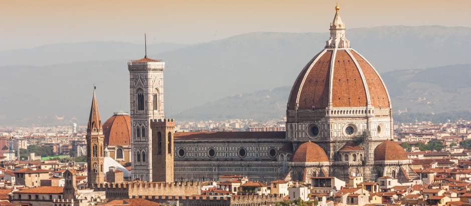 Florencia con la cúpula de la catedral que realizó Brunelleschi bajo el mecenazgo de los Medici